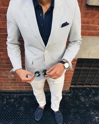 Какие мокасины носить с темно-синей футболкой-поло мужчине