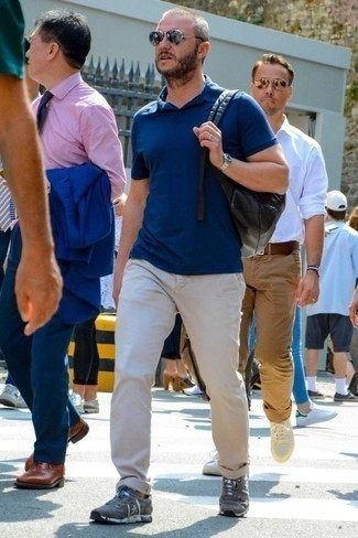 Как носить темно-синюю футболку-поло с серыми кроссовками мужчине