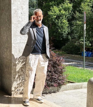 Как носить темно-синюю футболку-поло с серым пиджаком мужчине