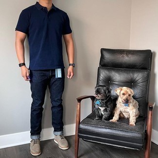 С чем носить темно-синюю футболку-поло мужчине