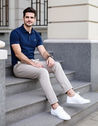 С чем носить темно-синюю футболку-поло мужчине