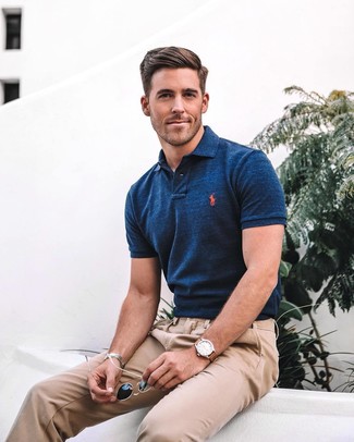 С чем носить темно-синюю футболку-поло мужчине