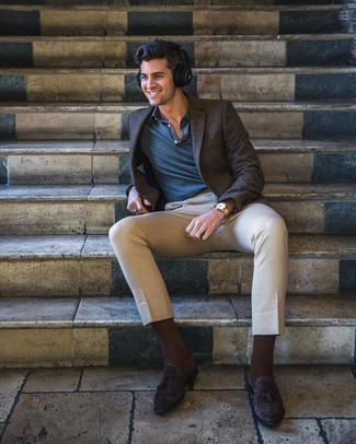 С чем носить темно-синюю футболку-поло мужчине