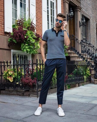 С чем носить темно-синюю футболку-поло мужчине