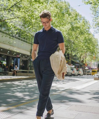 С чем носить темно-синюю футболку-поло мужчине