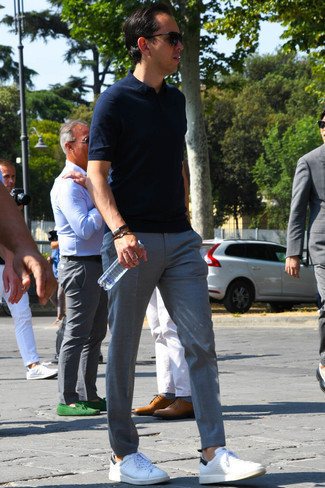 С чем носить темно-синюю футболку-поло мужчине