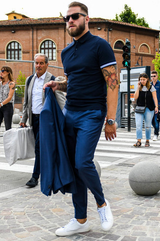 С чем носить темно-синюю футболку-поло мужчине