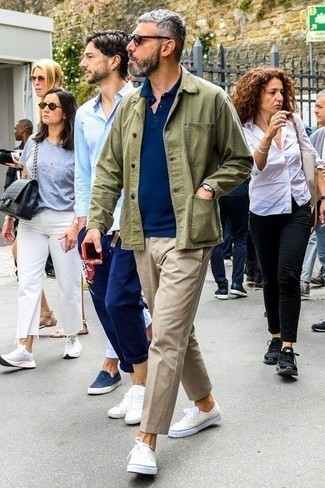 С чем носить темно-синюю футболку-поло мужчине