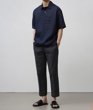 С чем носить темно-синюю футболку-поло мужчине