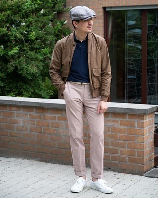 С чем носить темно-синюю футболку-поло мужчине