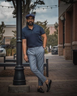 С чем носить темно-синюю футболку-поло мужчине