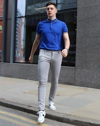 С чем носить темно-синюю футболку-поло мужчине