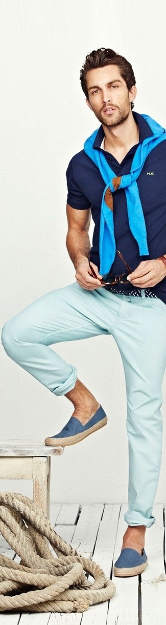 Как носить темно-синюю футболку-поло с голубыми брюками чинос