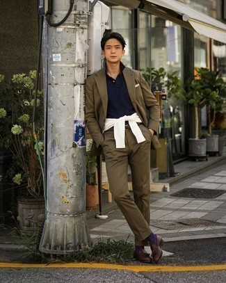 Какие лоферы носить с темно-синей футболкой-поло мужчине