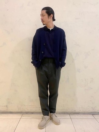 Как носить темно-синюю футболку-поло с темно-синим кардиганом мужчине