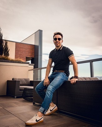 Как носить темно-синюю футболку-поло с темно-синими рваными джинсами мужчине