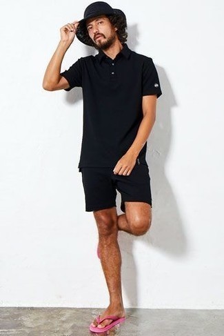 Как носить темно-синюю футболку-поло с темно-синими шортами мужчине