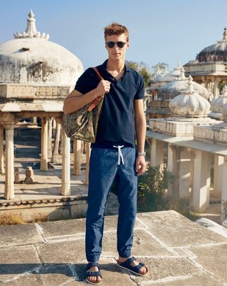 Как носить темно-синюю футболку-поло с темно-синими спортивными штанами мужчине