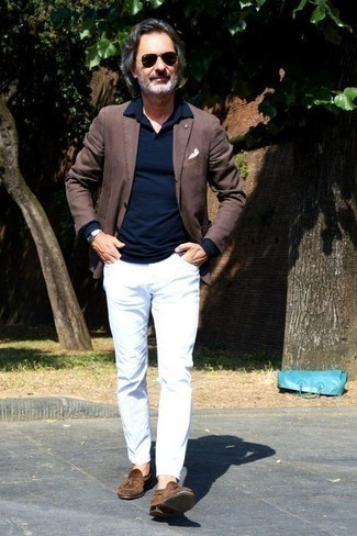 Как носить темно-синий свитер с воротником поло с коричневым пиджаком мужчине