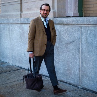 Как носить темно-синий свитер с воротником поло с коричневым пиджаком мужчине