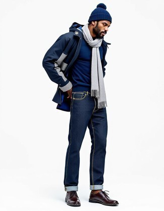 Какие джинсы носить с темно-синим свитером с воротником поло мужчине