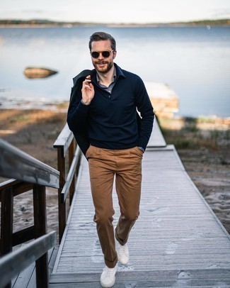 Как носить темно-синий свитер с воротником поло с темно-синим пиджаком мужчине