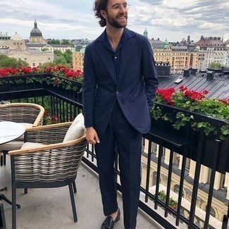 Как носить темно-синий свитер с воротником поло с темно-синим костюмом