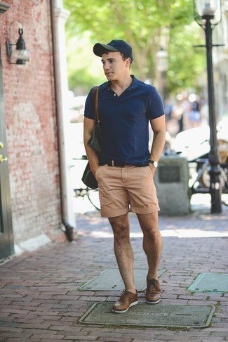 Какие шорты носить с темно-синей футболкой-поло мужчине