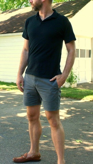 Какие шорты носить с темно-синей футболкой-поло мужчине