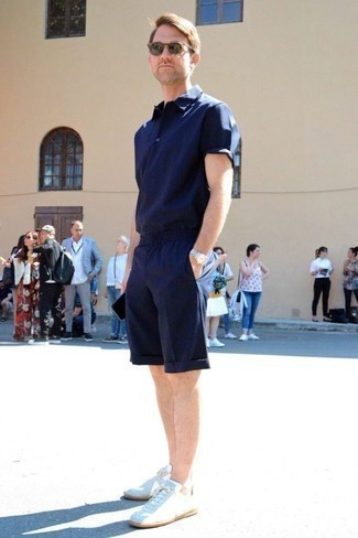 Какие шорты носить с темно-синей футболкой-поло мужчине