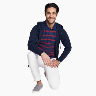 Какие слипоны носить с темно-синей футболкой-поло мужчине