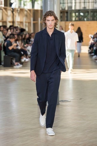 Какие костюмы носить с темно-синей футболкой-поло