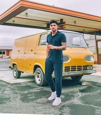 Какие спортивные штаны носить с темно-синей футболкой-поло мужчине