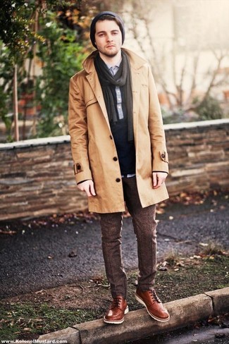 Как носить темно-синюю футболку-поло с светло-коричневым плащом мужчине