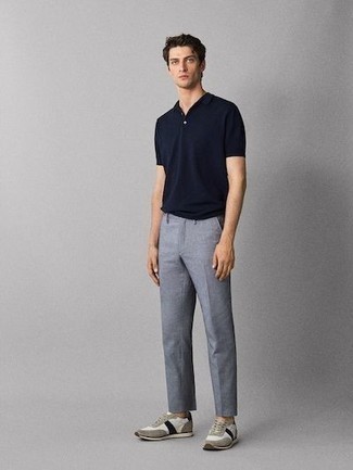 Как носить темно-синюю футболку-поло с белыми кроссовками мужчине