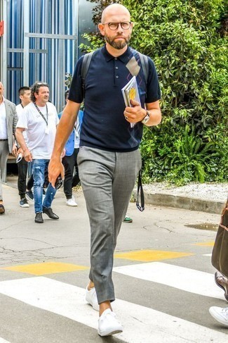 Как носить темно-синюю футболку-поло с белыми низкими кедами мужчине