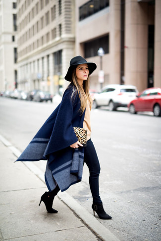 Как носить темно-синее пончо с черными замшевыми ботильонами