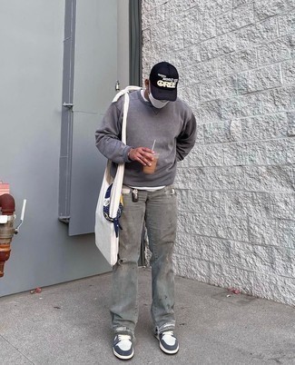 С чем носить темно-синюю бандану с принтом мужчине