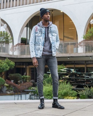 С чем носить темно-синюю шапку с принтом мужчине