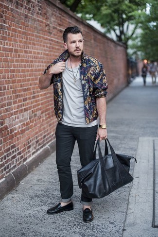 С чем носить темно-синий бомбер с принтом мужчине