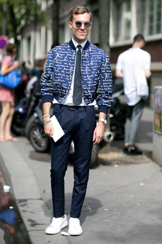 Как носить темно-синий бомбер с принтом с белыми кроссовками мужчине