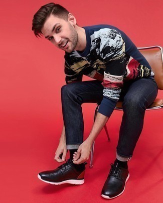 С чем носить темно-синий свитер с круглым вырезом с принтом мужчине