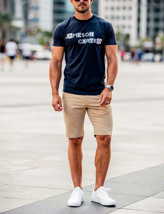 С чем носить темно-синюю футболку с круглым вырезом с принтом мужчине