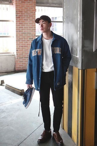 С чем носить темно-синюю джинсовую куртку с принтом мужчине