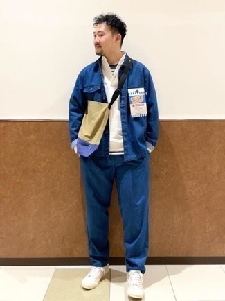 С чем носить темно-синюю джинсовую куртку-рубашку с принтом мужчине