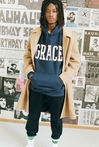 С чем носить темно-синий худи с принтом мужчине