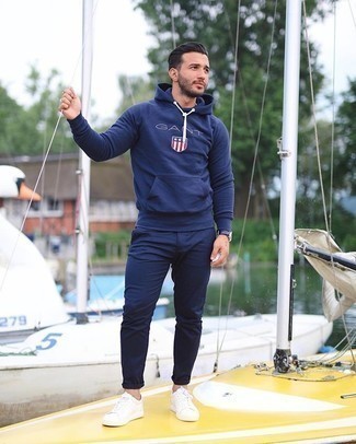 С чем носить темно-синий худи с принтом мужчине