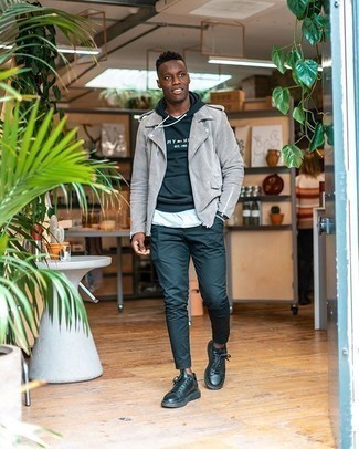 С чем носить темно-синий худи с принтом мужчине