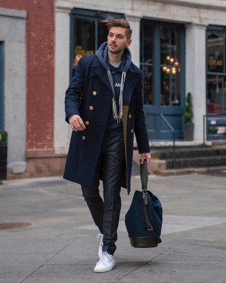 С чем носить темно-синий худи с принтом мужчине