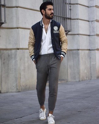 С чем носить темно-синюю куртку с принтом мужчине